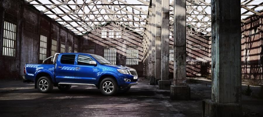  Toyota HiLux Invincible 2013 года  (фото 7 из 15)